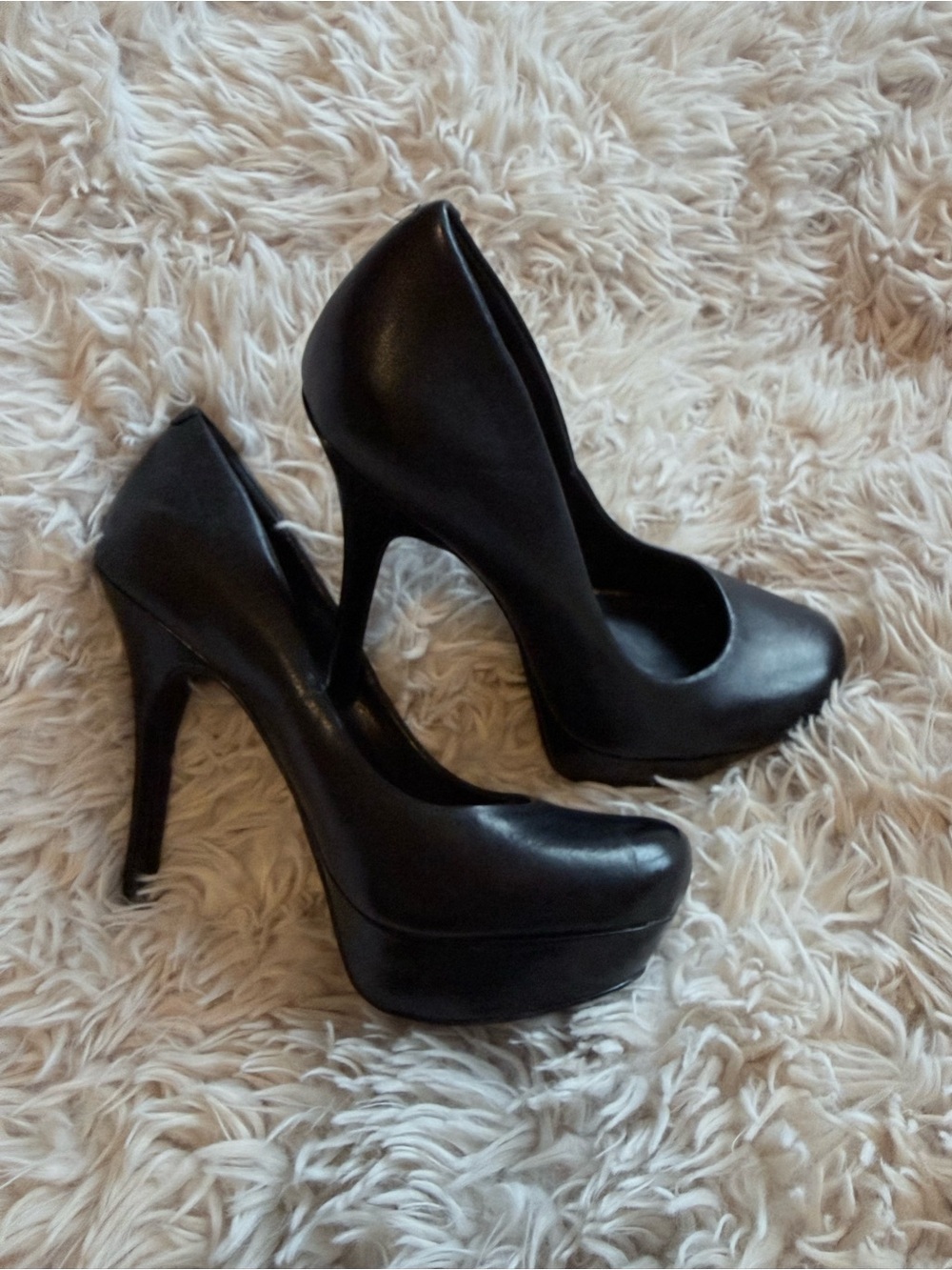 Jessica Simpson Black Leather Round-Toe Pumps